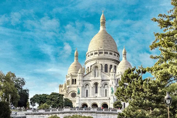 Montmartre Walking Tour: Explore Paris' Bohemian Heart