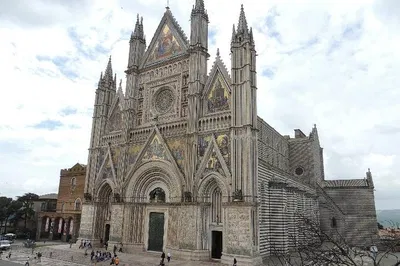 Unveil Umbria: A Private Day Trip to Orvieto & Civita di Bagnoregio