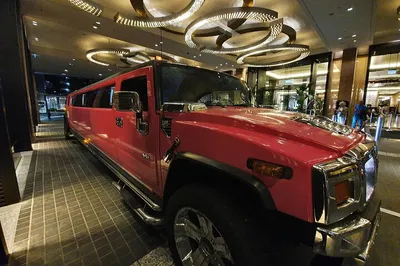 Victoria's Luxurious Ride: Chauffeured Limos & Hummers for Unforgettable Adventures