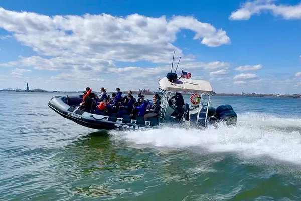 Statue of Liberty Speedboat Thrill: Iconic Views & Family Fun!