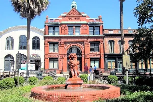 Savannah's Historic Squares: Guided Walking Tour