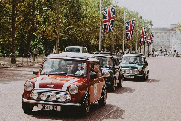 London's Iconic Landmarks: A Private Classic Car Adventure
