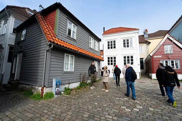 Bergen History Walk: Port, Alleys & Bryggen (Small Group)