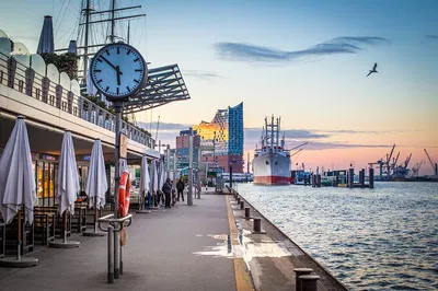 Amsterdam to Hamburg: Private Transfer with Munster Stopover