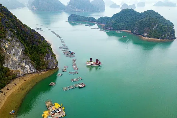 Ha Long Bay Cruise: Kayak, Swim & Hike Day Tour