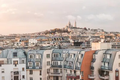 Parisian Romance: Capture Your Dream Photoshoot with Champagne!