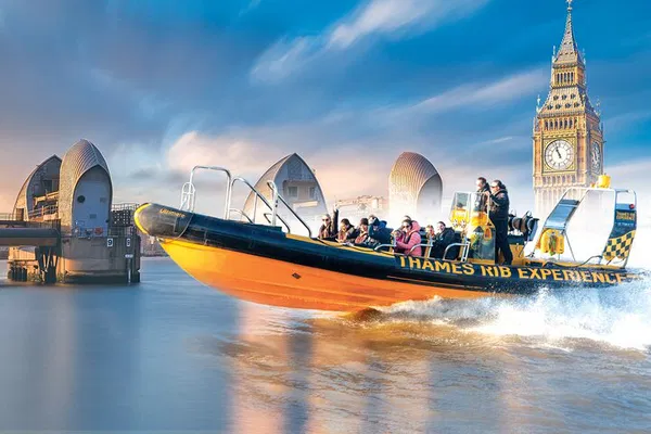 Thames Speedboat Thrill: Zoom Through London's Heart!