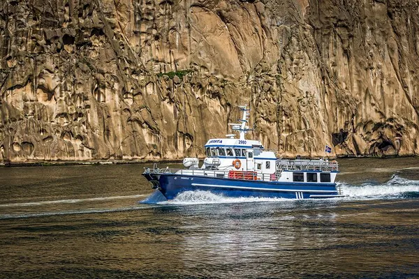 Vestmannaeyjar Boat Tour: Discover Iceland's Hidden Gem!